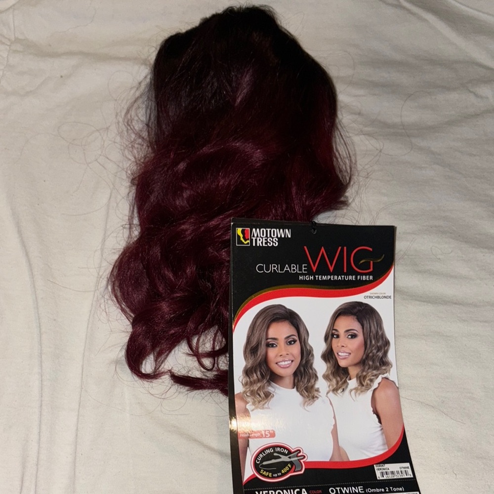Voluminous Black and Red Wavy Wig Extensions